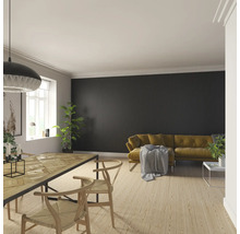 Vardagsrum med matbord, stolar, soffa och väggpaneler