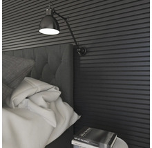 Sovrum med säng, lampa och väggpaneler