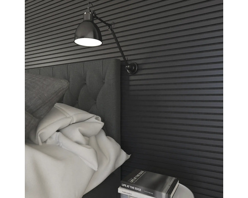 Sovrum med säng, lampa och väggpaneler