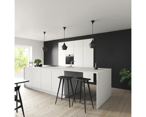 Ljust kök med köksö, svarta barstolar och pendellampor