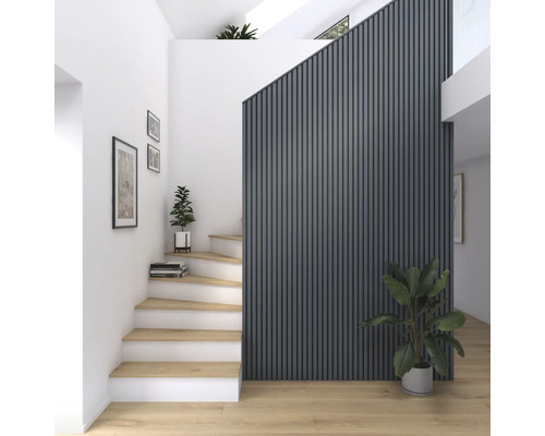 Ljust rum med trappa, trätrappsteg och en accentvägg av träpanel