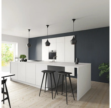Modernt kök med köksö, barstolar och pendellampor