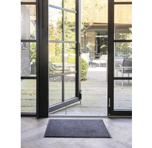 Dörrmatta framför en öppen altandörr.