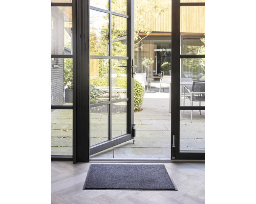 Dörrmatta framför en öppen altandörr.