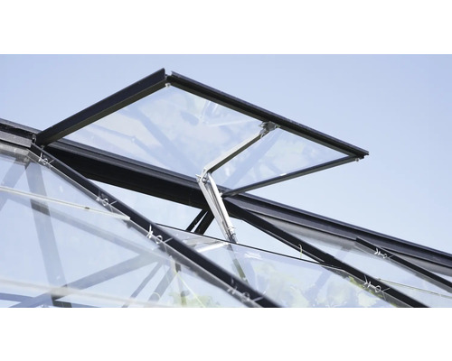 Detaljvy av ett växthusfönster med öppningsmekanism.