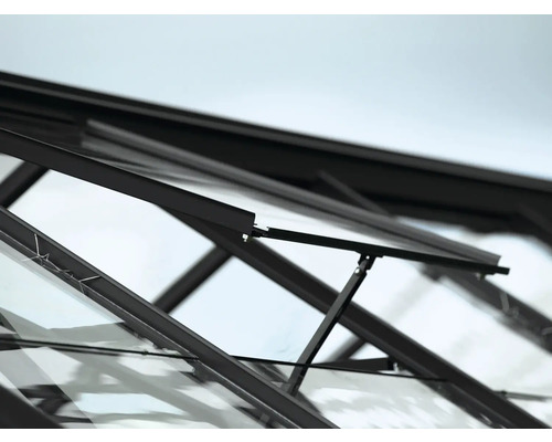 Detaljvy av det öppna takfönstret i ett växthus.