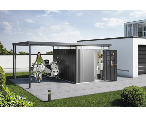 Carport med redskapsbod och kvinna med cykel och skoter