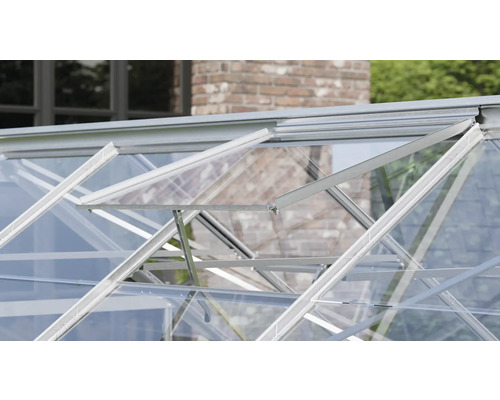 Närbild av ett växthus med öppna fönster för ventilation