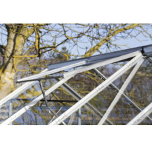 Detaljvy av ett växthus med ett öppet fönster för ventilation