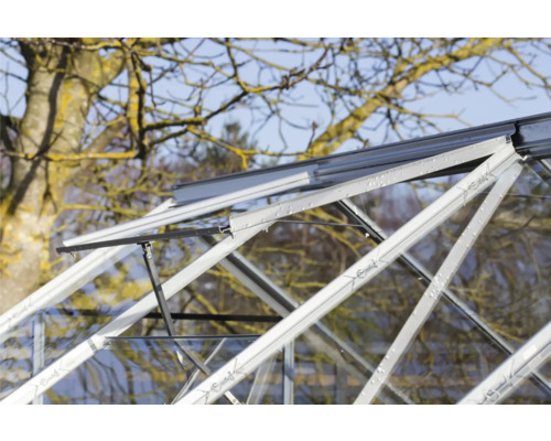 Detaljvy av ett växthus med ett öppet fönster för ventilation