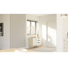 Ljust rum med byrå, fönster och dörr