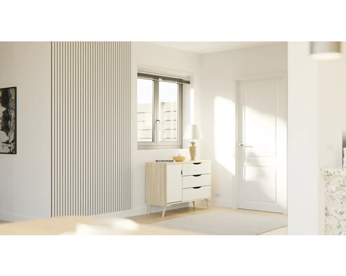 Ljust rum med byrå, fönster och dörr