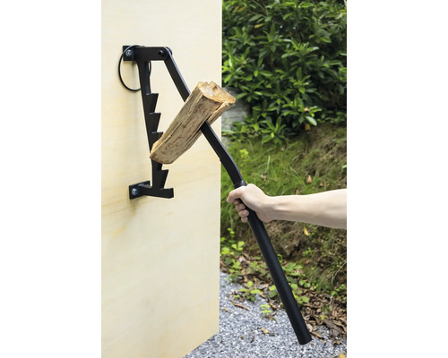 Vedklyv med vedträ och hand