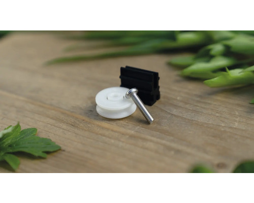 Skjutdörrsrulle, glidstycke och skruv på ett träbord