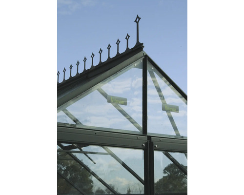 Detaljvy av ett växthus med dekorlister och Vitavia logotyp.