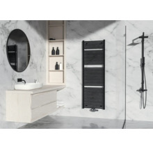 Modernt badrum med handfat, spegel, handdukstork och dusch mot marmorvägg