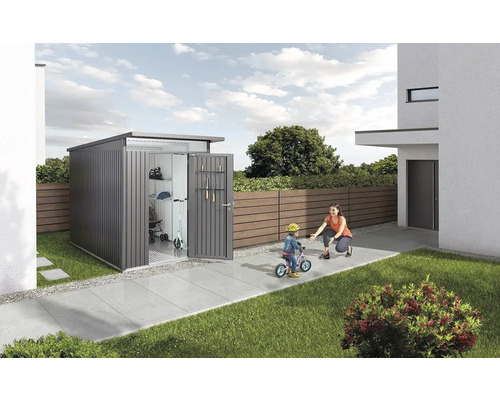 Redskapsbod med öppna dörrar i trädgården, barn på springcykel och kvinna