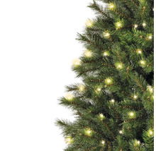 Detaljbild av en grön julgran med ljusslinga