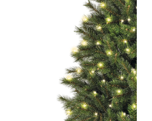 Detaljbild av en grön julgran med ljusslinga