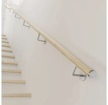 Träledstång på en vägg bredvid en trappa med metallfästen