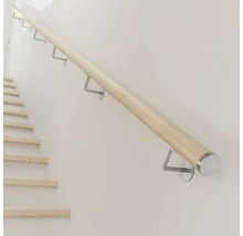 Trähantag på en vägg bredvid en trappa.