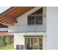 Husfasad med balkong och fönster