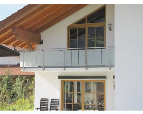 Husfasad med balkong och fönster