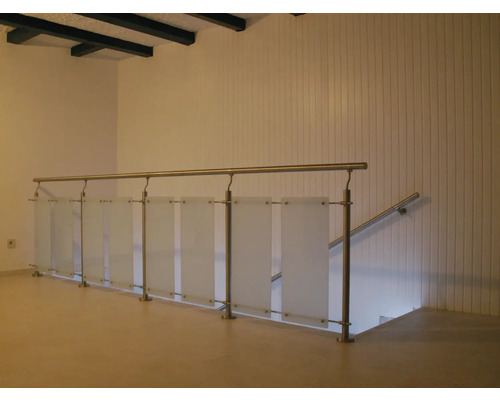 Trappa med rostfritt stålräcke och glasfyllning