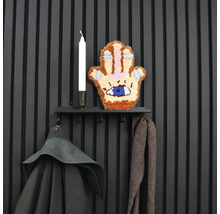 Vägghängare med kläder, ljus och väggdekoration i form av en hand med ett öga