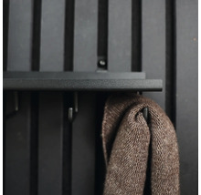 Garderob med brun stickad tröja