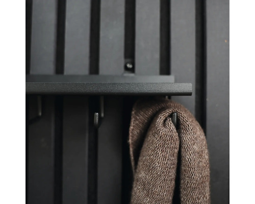 Garderob med brun stickad tröja