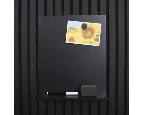 Svart magnetisk väggtavla med penna, svamp och foto