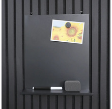 Magnetisk tavla med penna, svamp och foto monterad på en vägg.