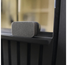 Rengöringssvamp för ugnsfönster på en kamin