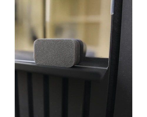 Rengöringssvamp för ugnsfönster på en kamin