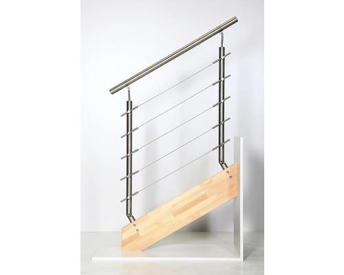 Trappräcke med rostfria vajrar och trästolpar