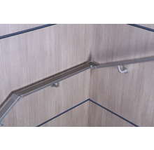 Trappräcke av metall på en vägg