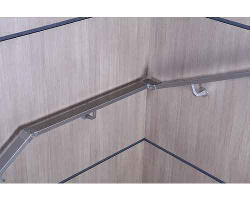 Trappräcke av metall på en vägg