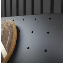 Närbild av en skosula på en perforerad platta.