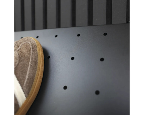 Närbild av en skosula på en perforerad platta.