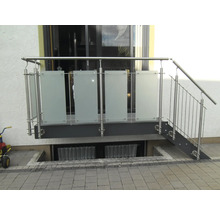 Balkong med räcke i rostfritt stål och glas