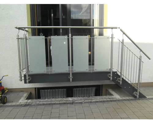 Balkong med räcke i rostfritt stål och glas