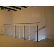 Trapphus med rostfritt stålräcke och frostat glaselement