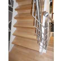 Trätrappa med rostfritt stålräcke