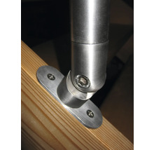 Detaljvy av en räcke stolpe i rostfritt stål fäst på en träyta