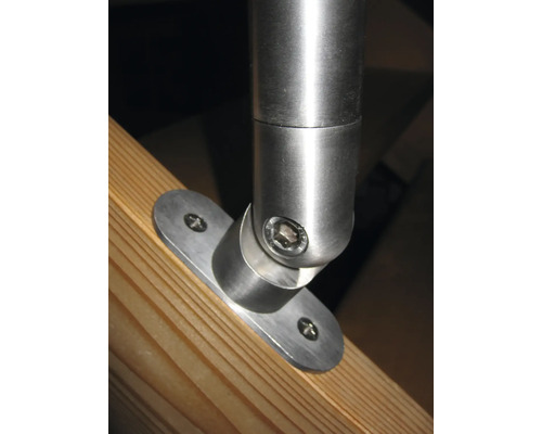 Detaljvy av en räcke stolpe i rostfritt stål fäst på en träyta