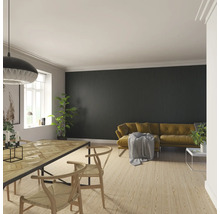 Ljust vardagsrum med matbord, stolar, soffa och väggpaneler.