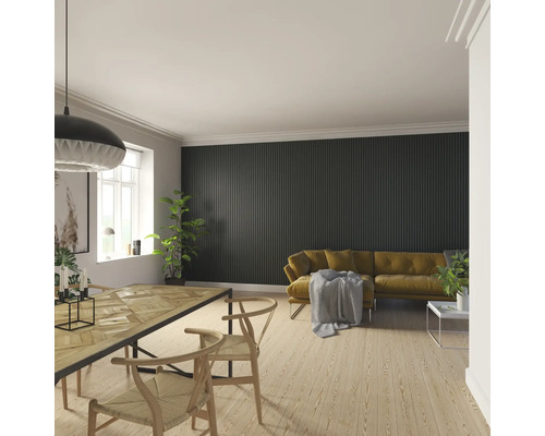 Ljust vardagsrum med matbord, stolar, soffa och väggpaneler.