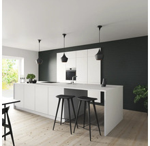Modernt kök med köksö, barstolar och pendellampor.