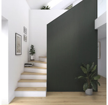 Ljus hall med trappa, väggpaneler och krukväxter